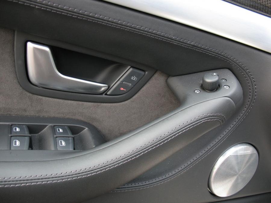 Детали интерьера Audi S8 (D3) 2008 года  (NA) (фото 19 из 62)